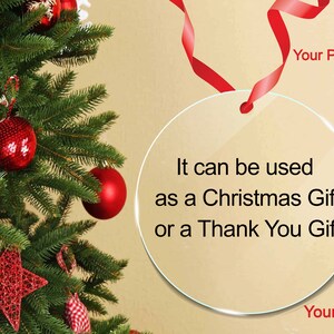 Peut inclure: Une boule ronde transparente avec un ruban rouge suspendu &agrave; un sapin de No&euml;l. La boule porte l'inscription "It can be used as a Christmas Gift or a Thank You Gift". Les mentions "Your Photo" et "Your Text" sont inscrites sur l'image pour indiquer o&ugrave; ajouter une photo et un texte personnalis&eacute;s.