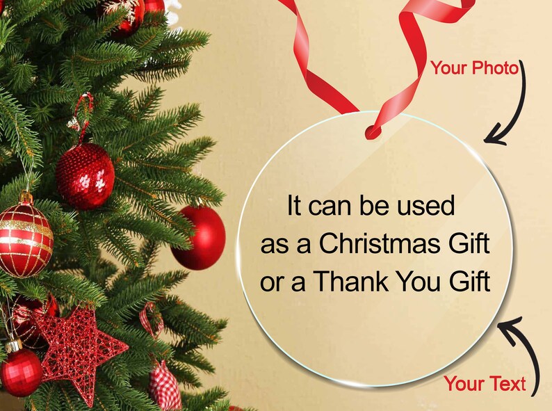Peut inclure: Une boule ronde transparente avec un ruban rouge suspendu &agrave; un sapin de No&euml;l. La boule porte l'inscription "It can be used as a Christmas Gift or a Thank You Gift". Les mentions "Your Photo" et "Your Text" sont inscrites sur l'image pour indiquer o&ugrave; ajouter une photo et un texte personnalis&eacute;s.