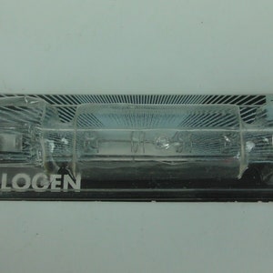 Puede incluir: Un paquete de plástico transparente que contiene una bombilla halógena Philips de 300 W. El paquete es negro con texto blanco.