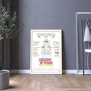 Könnte beinhalten: Ein Vintage-Filmplakat für den Film "Arizona Junior" mit einem Baby, das eine Sonnenbrille trägt und auf einem Stuhl sitzt. Das Plakat ist in italienischer Sprache und listet die Auswahl des Films als offizielle Auswahl des Filmfestivals von Cannes 1987 auf.