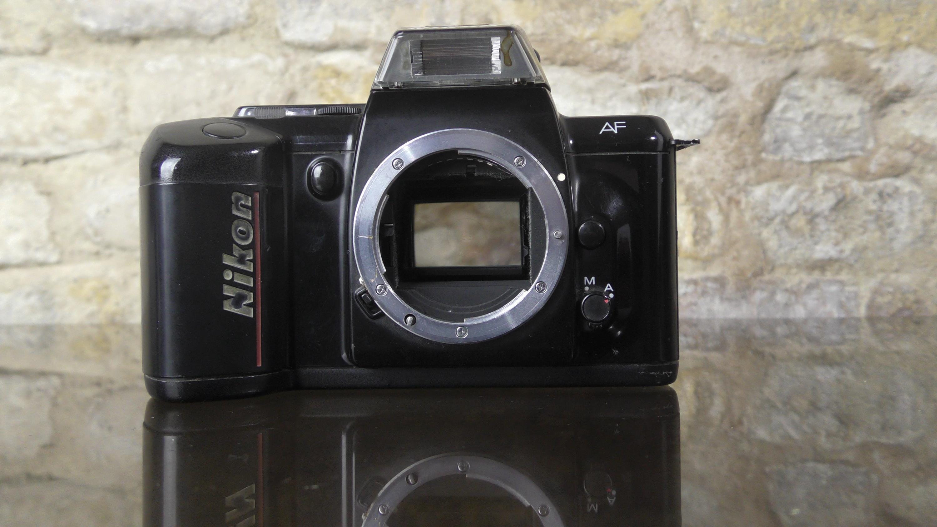 T10304 Nikon F-401 一眼レフカメラ 28-80mmレンズ付き ニコンF-401 (Nikon F-401) | Camera Museum by awane-photo.com