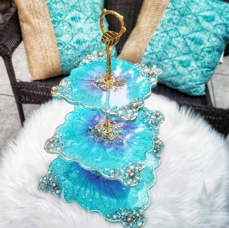 AuroraDesignsByAX Geode Resin Cake Stand