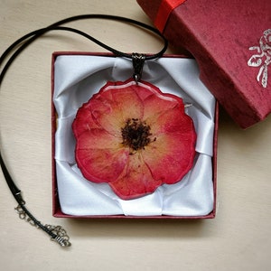 Pendant with real Red Rose flower in resin, dried flower necklace, botanical jewelry, boho style accessory, floral Valentine's Day gift idea