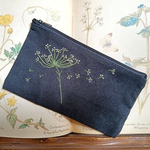 Pochette en coton avec fleurs blanches brodées à la main, trousse de maquillage de voyage, trousse à cosmétiques, portefeuille, cadeau personnalisé
