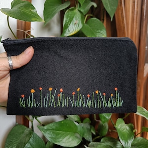 Pochette en toile avec fleurs sauvages brodées à la main, trousse de maquillage de voyage, trousse à cosmétiques, portefeuille, cadeau personnalisé
