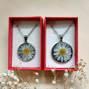 Pendant with real Daisy flower in resin, dried daisy flower necklace, botanical jewelry, hippie boho style accessory, nature lover gift idea