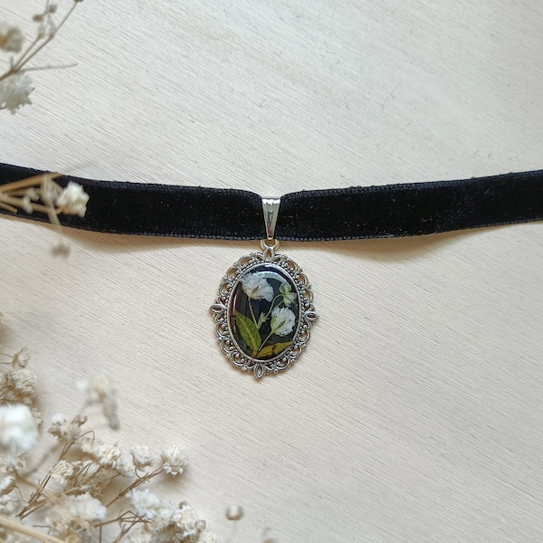 Velvet choker with real baby's breath flowers in resin, vintage pendant with dried flowers, cameo choker necklace, floral gift idea for her