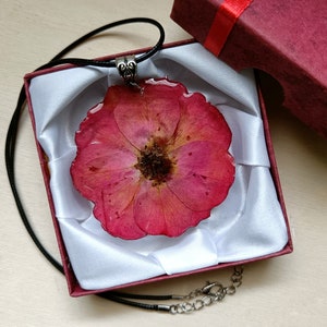 Pendant with real Red Rose flower in resin, dried flower necklace, botanical jewelry, boho style accessory, floral Valentine's Day gift idea