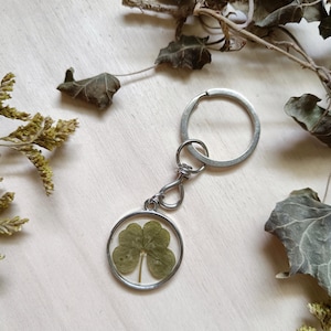 Keychain with real four-leaf clover in resin, lucky home and car keychain, lucky gift idea, nature lovers gift, good luck nature talisman