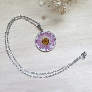 Pendant with real Marguerite Daisy flower in resin, dried flower necklace, botanical jewelry, boho style accessory, nature lover gift idea