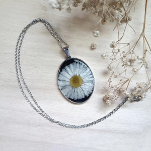 Pendant with real Daisy flower in resin, dried daisy flower necklace, botanical jewelry, hippie boho style accessory, nature lover gift idea