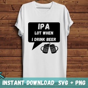 Pode incluir: Camiseta branca com um balão de fala preto que diz "IPA Lot When I Drink Beer" e duas canecas de cerveja pretas brindando.