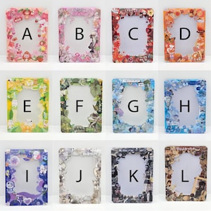 Pode incluir: Uma coleção de doze molduras decorativas, cada uma com um design único. As molduras são adornadas com vários enfeites, incluindo adesivos, flores e personagens de desenhos animados. As molduras são rotuladas de A a L, com uma variedade de cores e temas.