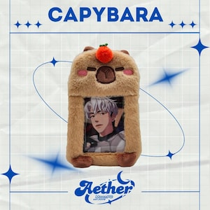 Llavero porta-photocards de peluche de capibara - Adorable y esponjoso expositor para PC para fans del K-pop