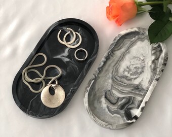Marble jewelry bowl made of resin, oval decorative bowl made of epoxy resin, decorative tray black white, gift Valentine's Day