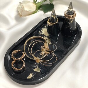 Plateau décoratif aspect marbre avec porte-bagues, coupelle à bijoux ovale en résine, plateau à alliances mariage