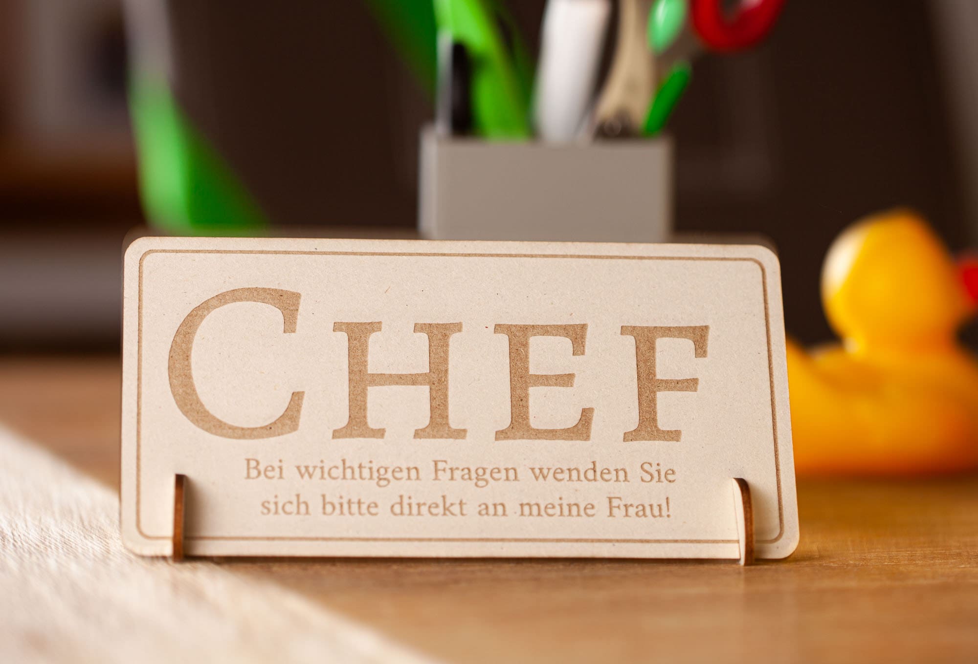 Chef Schild mit Spruch Geschenk für den Chef mit Gravur fürs Büro und