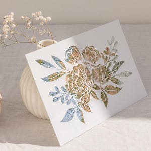Impresión artística de flor de clavel: Mapa vintage recortado en papel Giclée