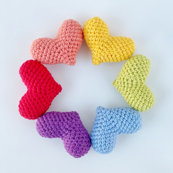 Gehäkelte Regenbogenherzen, gehäkelte Regenbogenherzen, handgemachtes Amigurumi-Spielzeug, fertiges Produkt