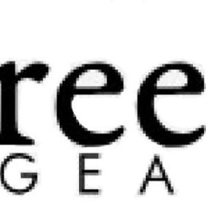 Op de afbeelding: Zwart-wit logo met de tekst "greek GEAR". Het woord "greek" is in een vetgedrukte, gestileerde lettertype, terwijl "GEAR" eronder in een kleiner, schreefloos lettertype staat. Het logo is eenvoudig en strak.