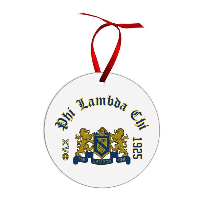 Op de afbeelding: Een witte, ronde kerstversiering met een rood lint. Het toont de tekst "Phi Lambda Chi 1925" in blauw en goud, en een wapen met twee gouden leeuwen. Ideaal voor feestelijke decoratie.