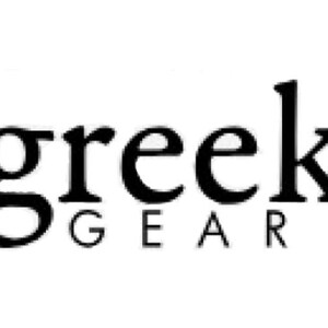 Op de afbeelding: Een zwart grafisch logo met het woord greek in een vetgedrukt schreeflettertype, met het woord GEAR direct daaronder in een kleiner, strak schreefloos lettertype. Het ontwerp is in zwart op een effen witte achtergrond.