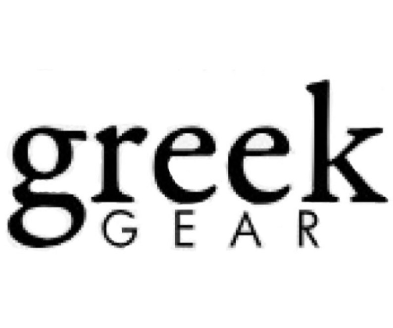 Op de afbeelding: Een zwart grafisch logo met het woord greek in een vetgedrukt schreeflettertype, met het woord GEAR direct daaronder in een kleiner, strak schreefloos lettertype. Het ontwerp is in zwart op een effen witte achtergrond.