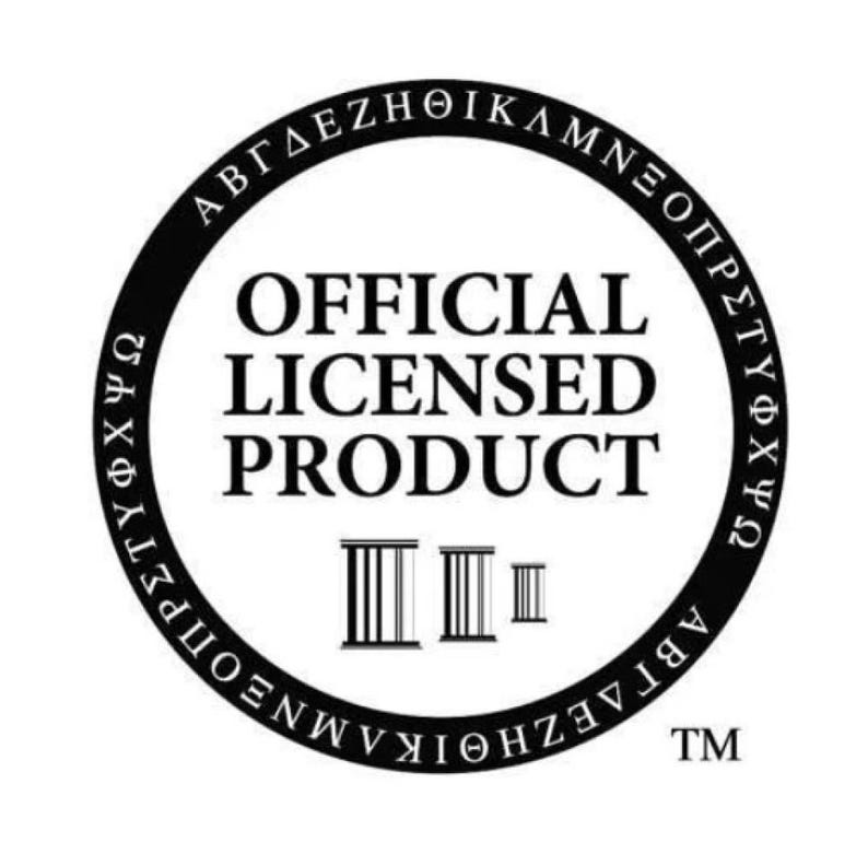 Op de afbeelding: Een cirkelvormig zwart-wit embleem met de tekst OFFICIAL LICENSED PRODUCT in het midden. Onder de tekst staan drie verticale balksymbolen van verschillende hoogtes. De rand bevat Griekse alfabettekens en een TM-symbool rechtsonder.