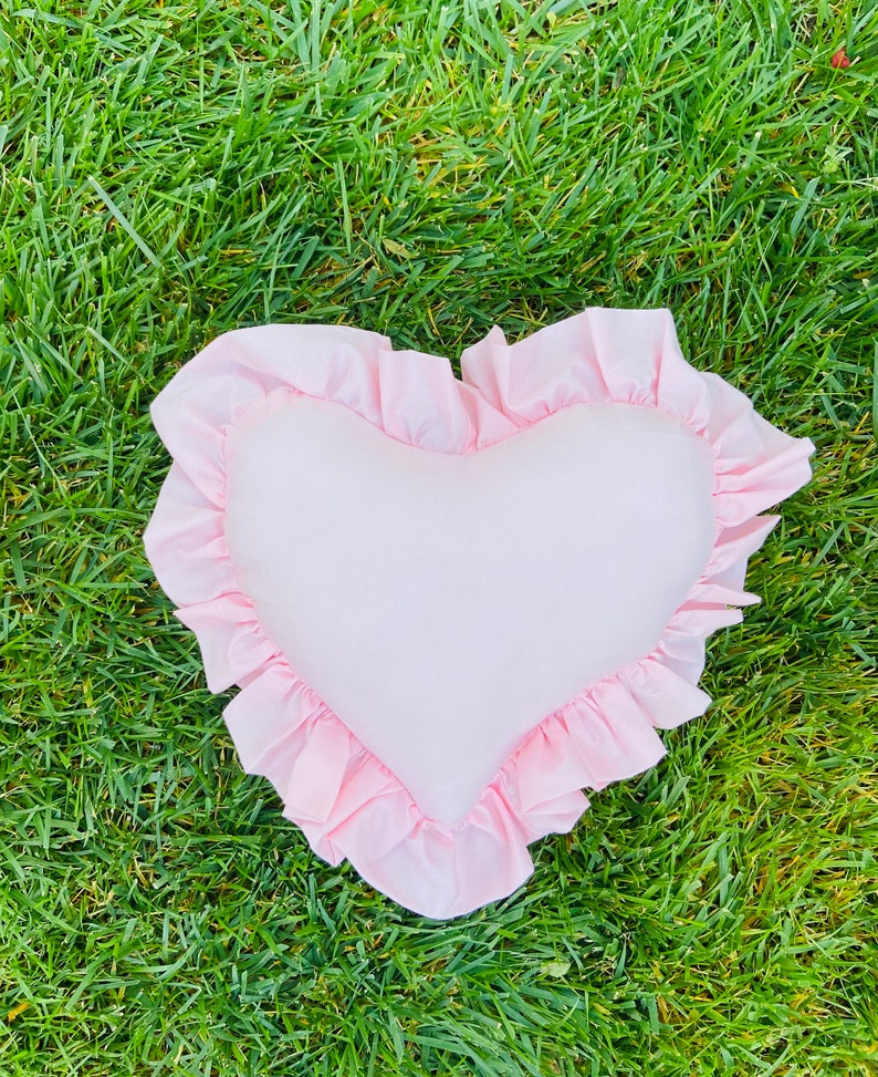 Heart pillows with frills Pink