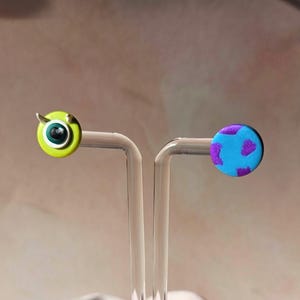 Pendientes de arcilla desiguales inspirados en monstruos / Dúo de pendientes hechos a mano
