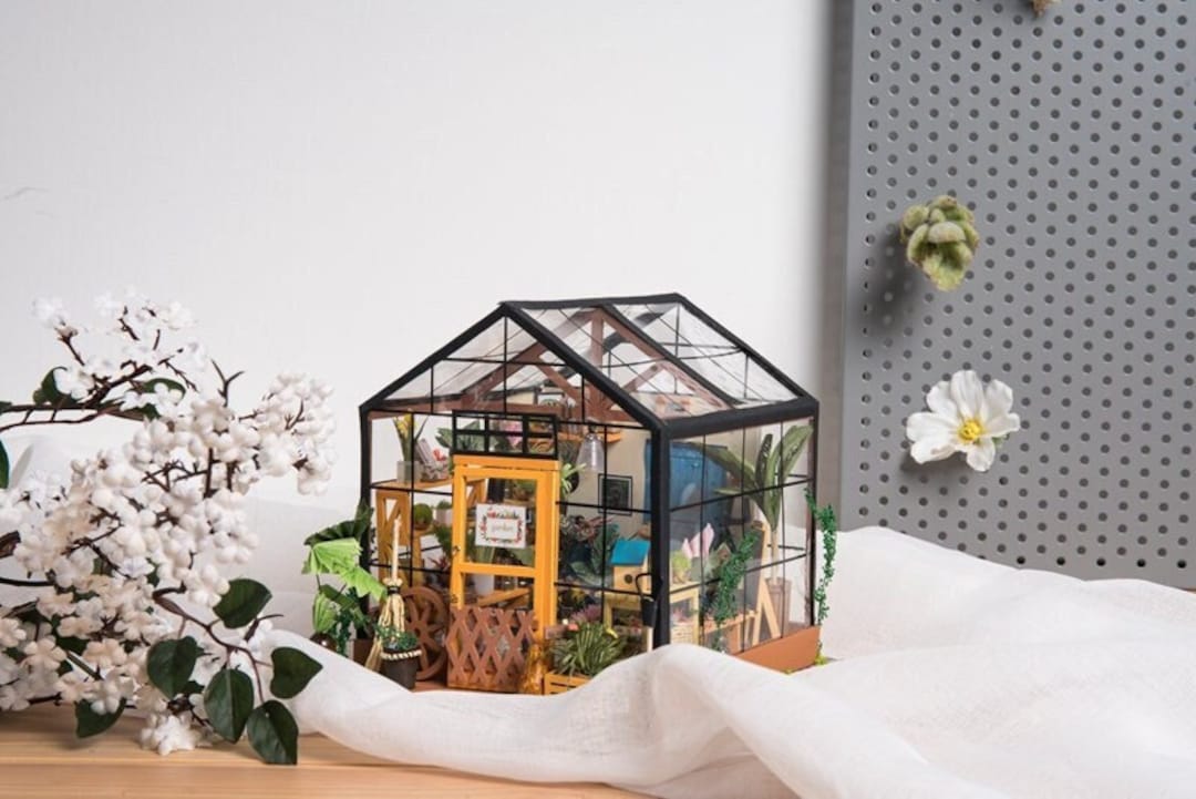 DIY Bedroom Miniature Soho Insert Showcase Doll House - China DIY