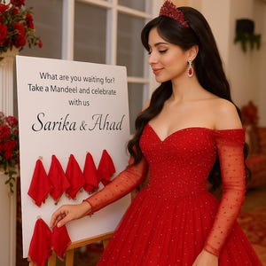 Puede incluir: Una mujer con un vestido rojo con hombros descubiertos, mangas largas y una tiara enjoyada. Un letrero dice: "¿Qué estás esperando? Toma un Mandeel y celebra con nosotros Sarika & Ahad". Pañuelos rojos están adjuntos.