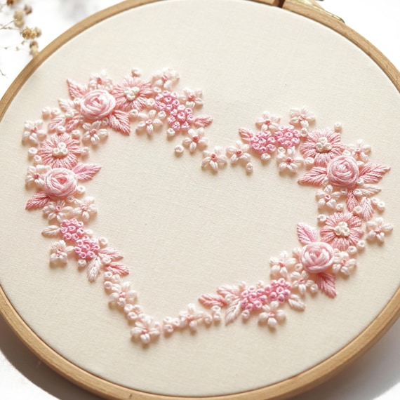 咲き誇るハートの刺繍パターン：初心者向けDIYデザイン（PDFパターン＋