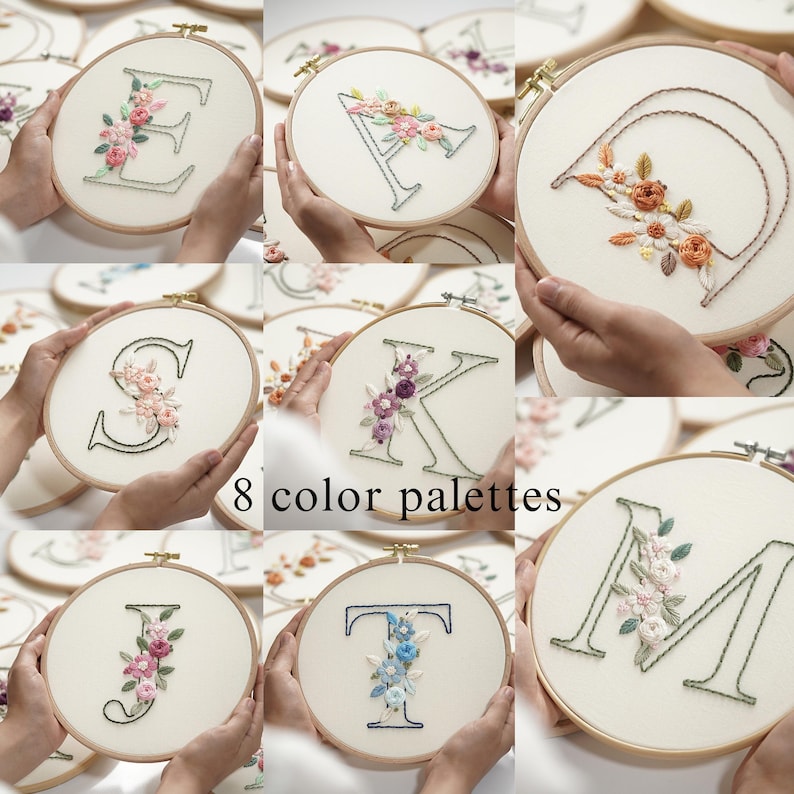Op de afbeelding: Een verzameling geborduurde bloemenletterontwerpen op ronde hoepels. Elke letter is versierd met kleurrijke bloemstukken. De afbeelding toont 8 kleurenpaletten en presenteert een verscheidenheid aan gepersonaliseerde borduuropties.