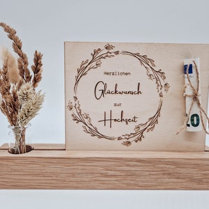 Kartenhalter mit Vase und Geschenkkarte aus Holz