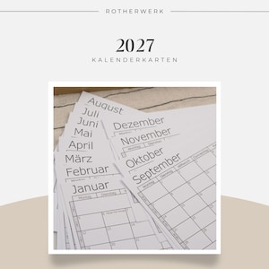 Könnte beinhalten: Ein Stapel weißer Papier-Kalenderkarten für das Jahr 2027 mit der Aufschrift ROTHERWERK 2027 KALENDERKARTEN. Jede Karte zeigt ein Monatsraster mit den deutschen Monatsnamen Januar, Februar, März, April, Mai, Juni, Juli, August, September, Oktober, November und Dezember.