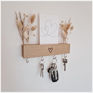 Schlüsselbrett mit Herz Gravur und Trockenblumen | Schlüsselhalter mit Fotoleiste und Herz-Gravur