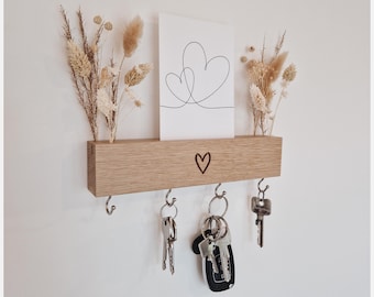 Schlüsselbrett mit Herz Gravur und Trockenblumen | Schlüsselhalter mit Fotoleiste und Herz-Gravur