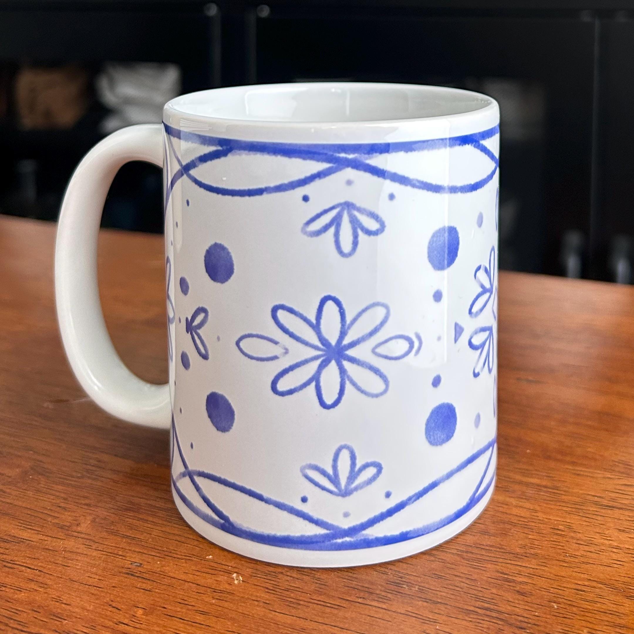 青い花柄の白いマグカップ、11オンスと15オンスのサイズをご用意