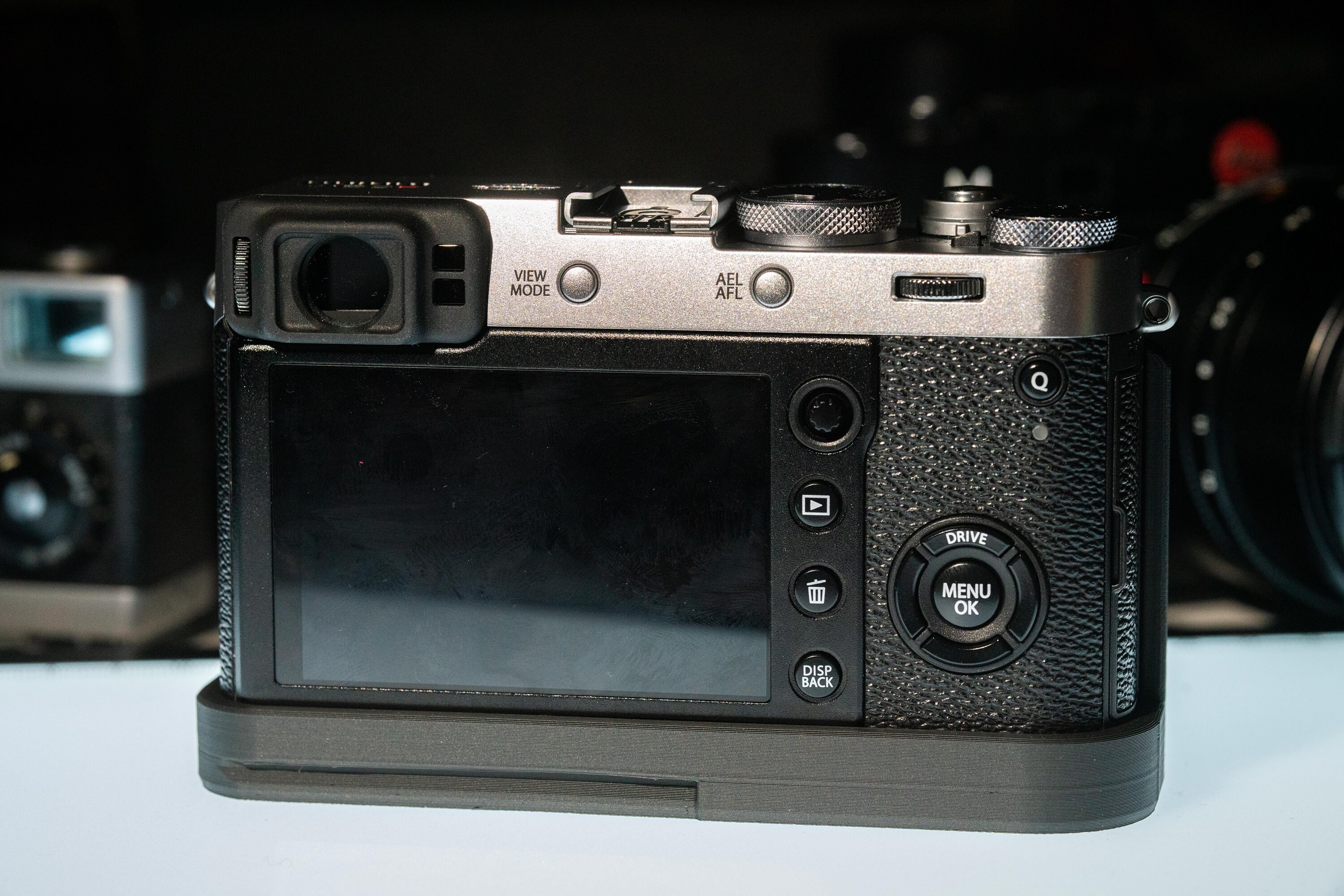 富士フイルム Fuji X100F カメラグリップ（三脚マウント付き）｜3D