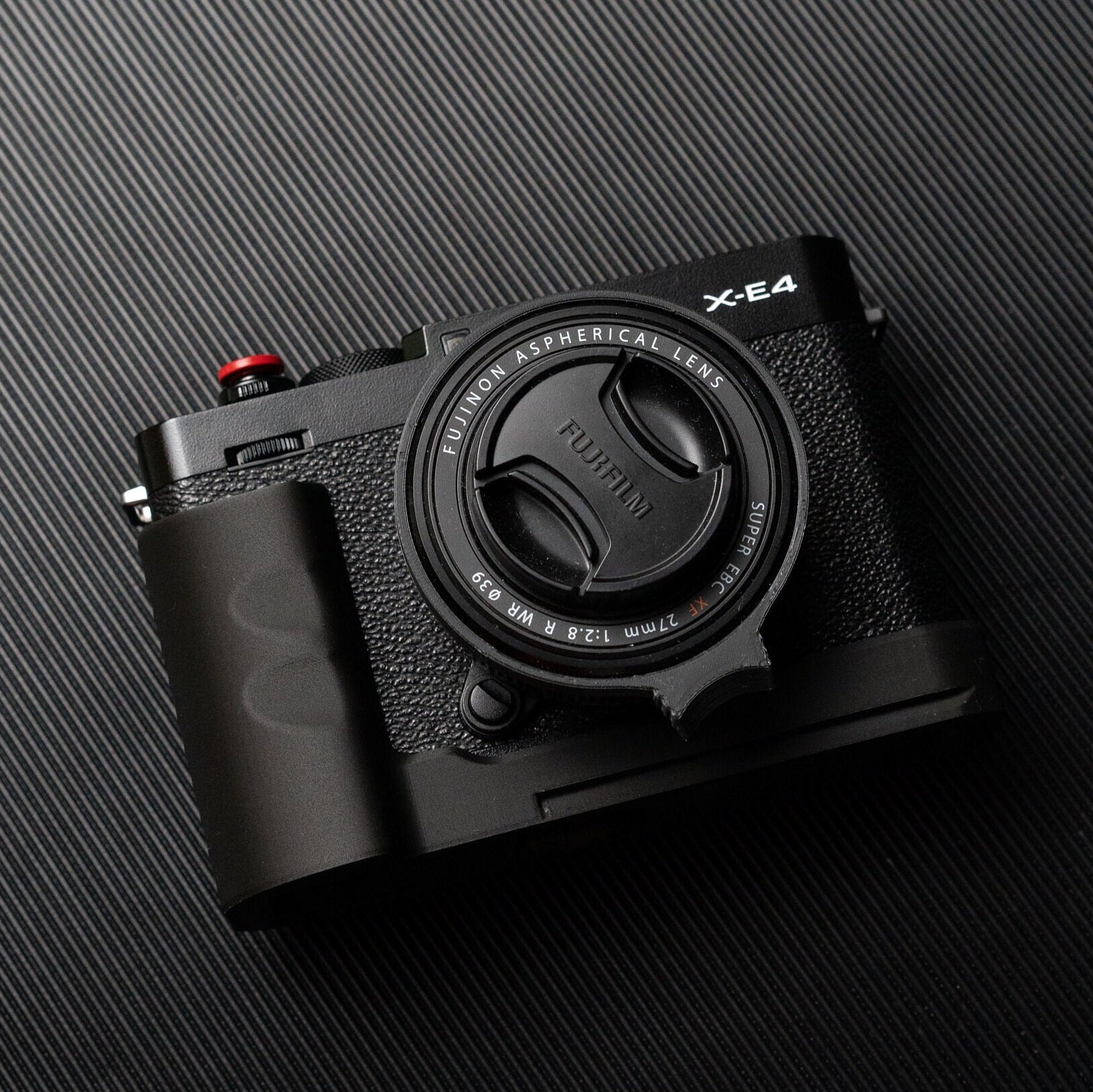 新型エアタグ搭載 Fujifilm X-E4 ハンドグリップ（サムレスト内蔵