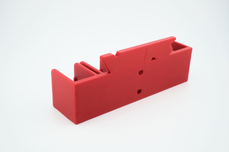 Puede incluir: Organizador de pl&aacute;stico rojo con m&uacute;ltiples compartimentos y una tapa con bisagras. El organizador tiene un dise&ntilde;o simple y es perfecto para guardar objetos peque&ntilde;os.