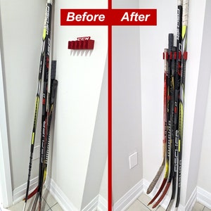 Puede incluir: Fotos antes y despu&eacute;s que muestran palos de hockey almacenados en una esquina. La foto antes muestra los palos apoyados contra la pared, mientras que la foto despu&eacute;s muestra los palos organizados usando un soporte para palos de hockey rojo.
