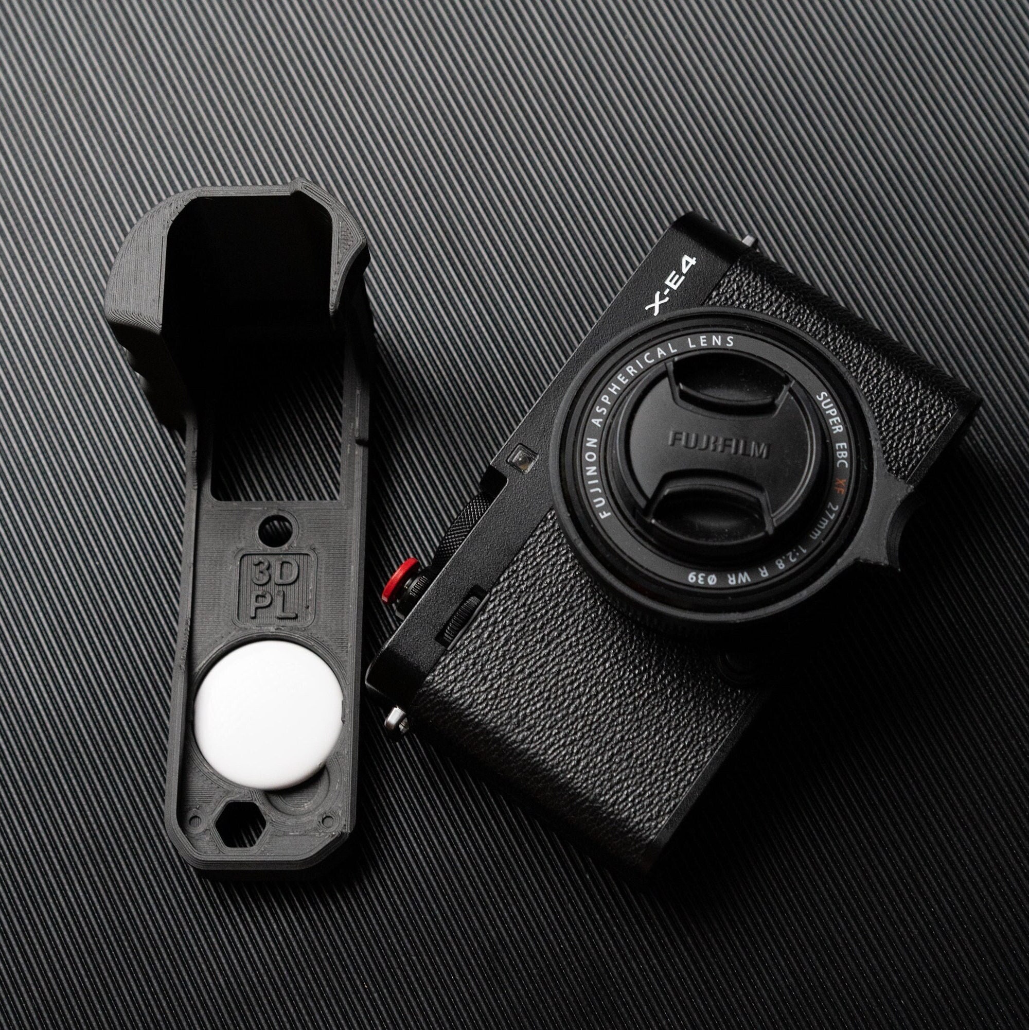 新型エアタグ搭載 Fujifilm X-E4 ハンドグリップ（サムレスト内蔵