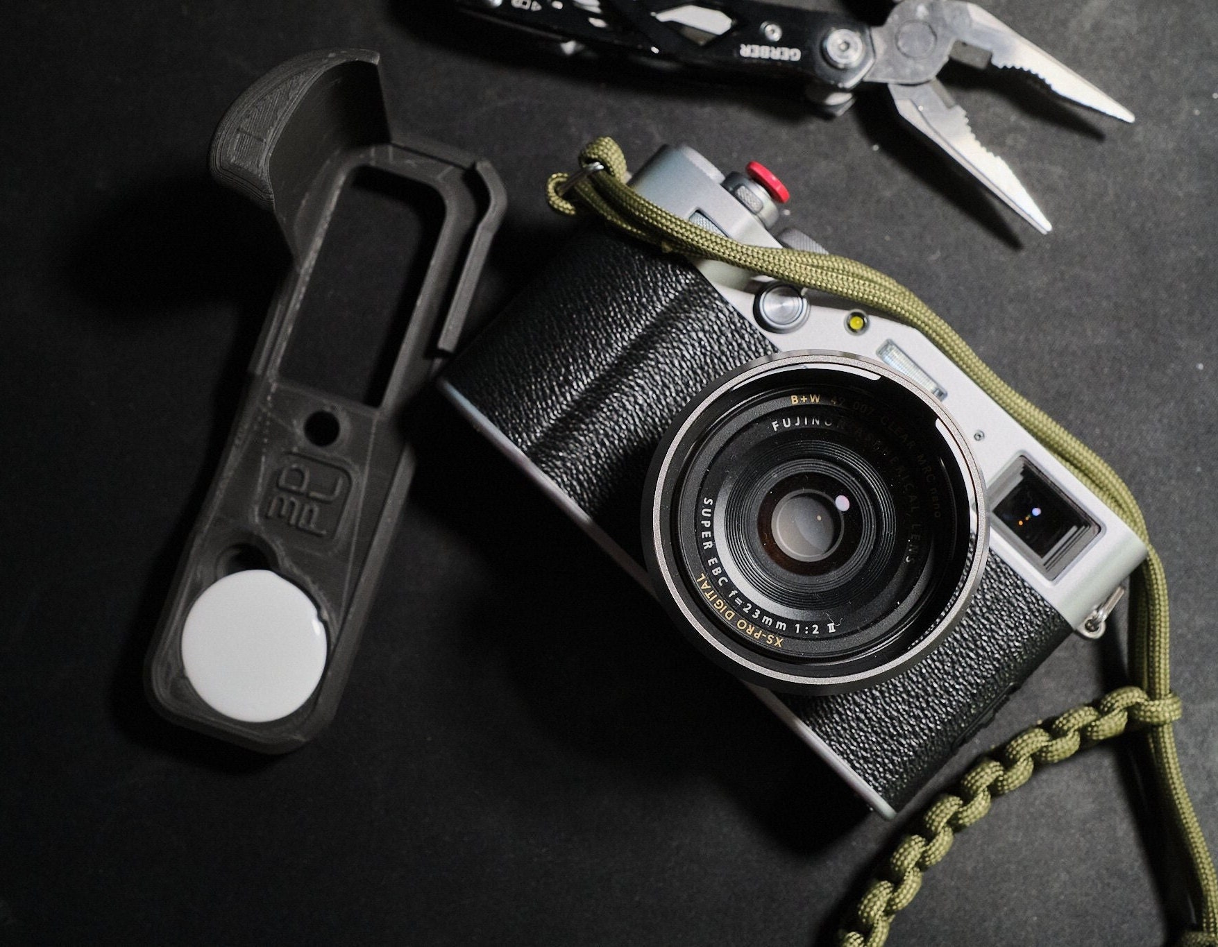 新型Airtag対応 Fujifilm X100V用ハンドグリップ（Apple Airtag