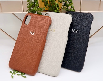 iPhone Pebble PU Leather Initials Phone Case iPhone 11/ iPhone 13/ 12/ 7/8 X/ XS/ XR - étui personnalisé personnalisé, Noir, Gris et Marron