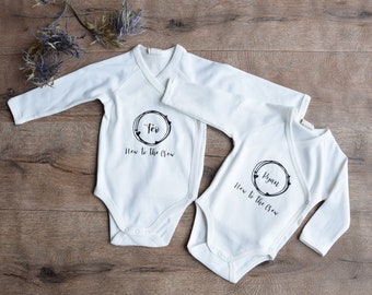 Body Baby New to the Crew Name personalisiert Geschenk Geburt Babygeschenk Geburtsgeschenk