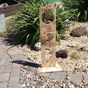 Könnte beinhalten: Ein Holzschild mit dem Text "05.06.1998" und "25" in Herzform. Das Schild hat auch den Text "Marlies und Carsten" und "Hand in Hand ein Leben lang".