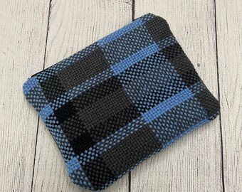 Sac à fermeture éclair doublé, recyclé et tissé à la main, fabriqué à partir de matériaux recyclés : pochette faite main en bleu, noir et gris avec fermeture à glissière noire