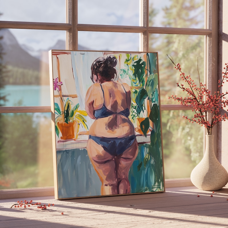 Op de afbeelding: Een schilderij van een persoon in een blauwe bikini die voor een raam met planten staat. De persoon kijkt uit het raam. Het schilderij is gemaakt in een kleurrijke, impressionistische stijl.
